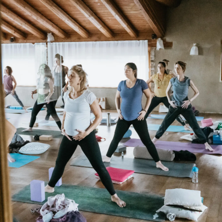 Donne in gravidanza durante una pratica di yoga: sostegno e comunità nel percorso di fertilità naturale con Beatrice Mazza