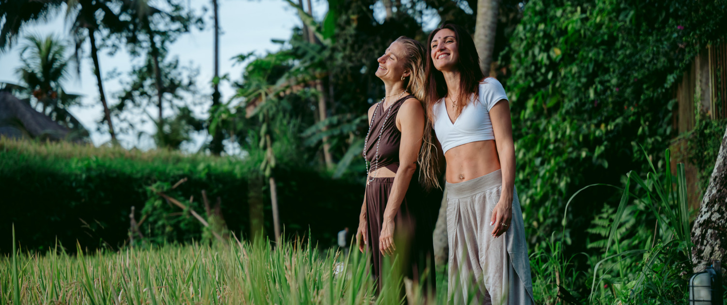 Beatricer mazza e la sua collaboratrice tra le risai durante il ritiro di yoga a bali