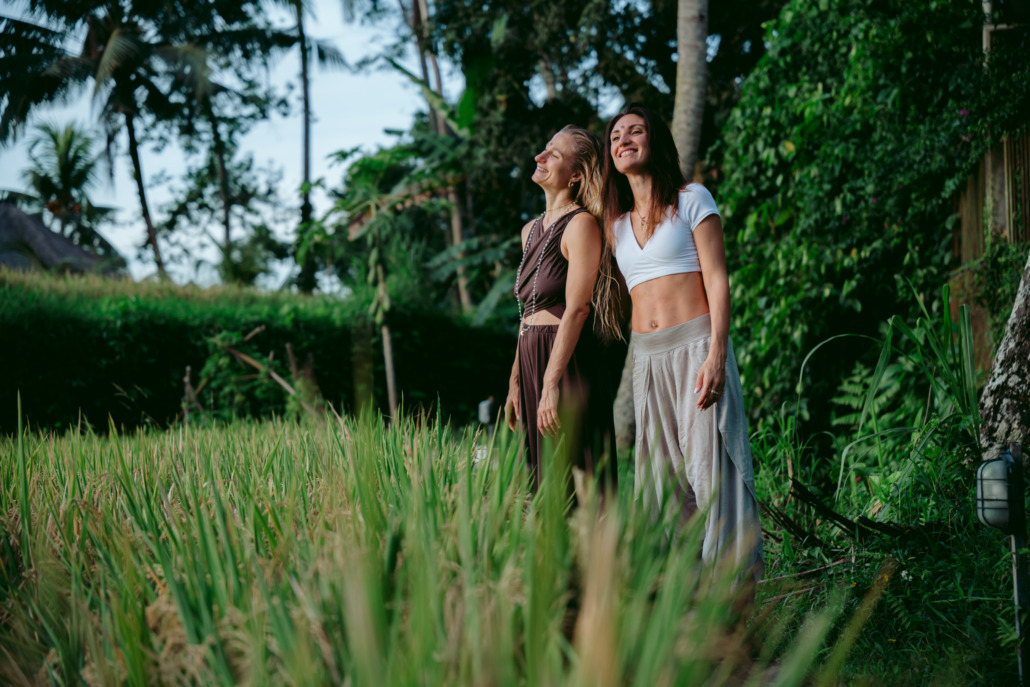 Beatricer mazza e la sua collaboratrice tra le risai durante il ritiro di yoga a bali